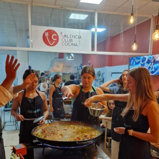 Indulge in the Flavors of Valencia: Exploring Local Gastronomy!